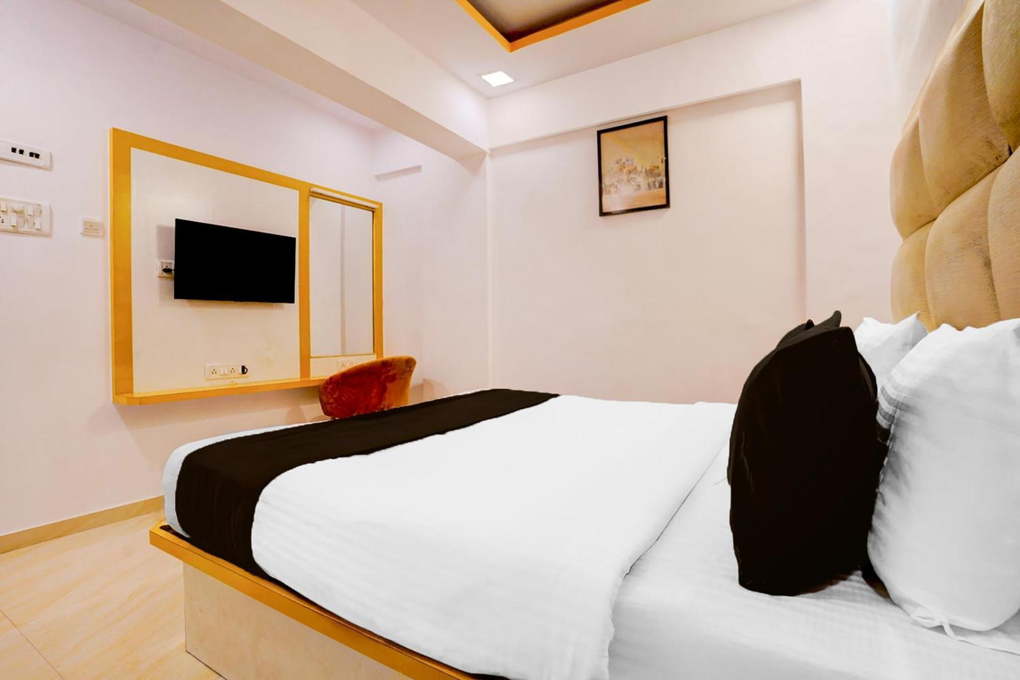 Hotel Super Collection O Andheri West Near Kokilaben Hospital